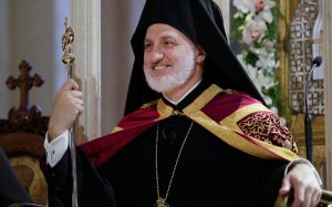 На архиепископот Елпидофор од САД му се слошило за време на литургија во Солун