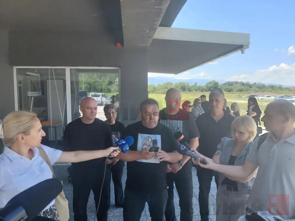 Родителите на загинатите во „Пулс“ го напуштија денешното рочиште по барањето на одбраната за изземање на обвинителката Сарамандова