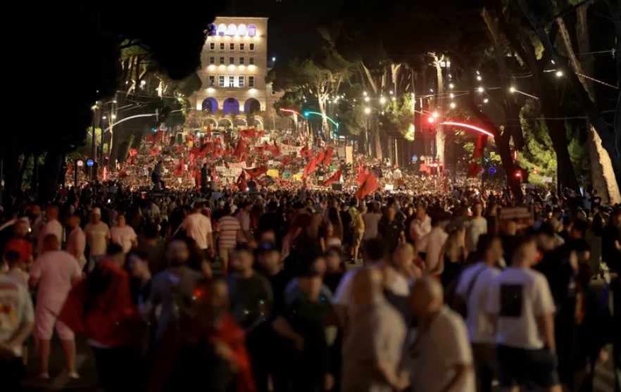 Еди Рама ја нападна „Фламинго револуцијата“ како фaшистичка, а демонострантите ги нарече идиоти