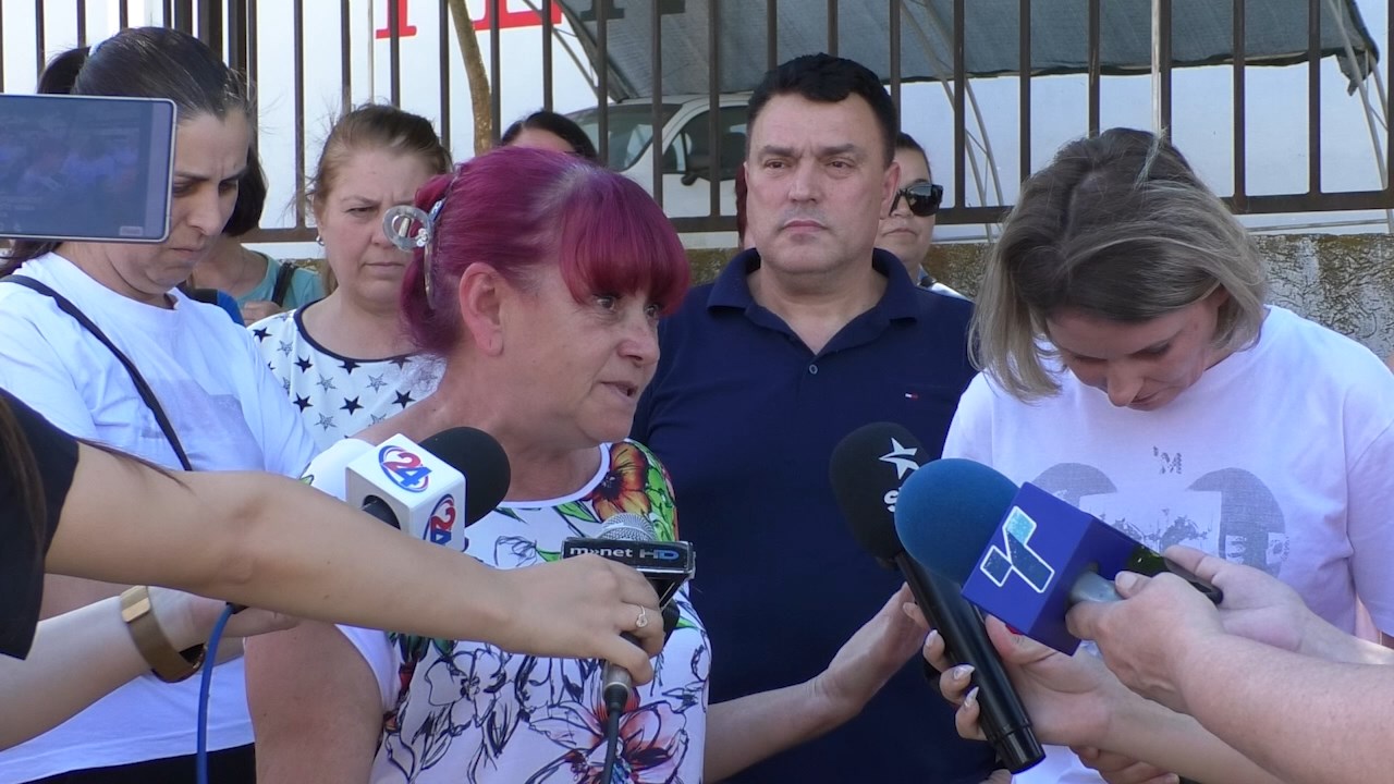 Текстилни работнички на улица, плати не земале со месеци