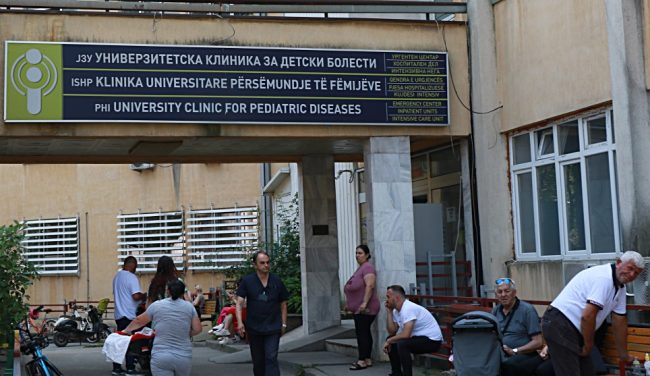 НА ДЕТСКАТА КЛИНИКА ФАЛАТ МЕДИЦИНСКИ СЕСТРИ И ЗАТОА СЕ СПОЈУВААТ ОДДЕЛИТЕ ЗА ИМУНОЛОГИЈА И ПУЛМОЛОГИЈА, РЕЧЕ ДИРЕКТОРОТ МЕМЕДИ