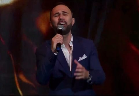 Тој на фестивалската сцена, штркот во семејното гнездо: Додека пееша на „Фолк фест Валандово“ на  Дејан Николоски – Чуле му се роди трето дете