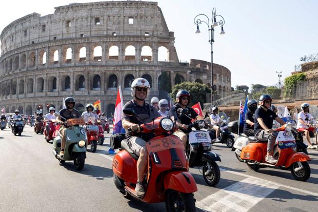 Со голема парада во Рим, Vespa прослави 80 години