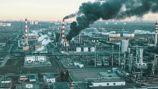 УКРАИНСКИ ДРОНОВИ ЈА ПОГОДИЈА НАЈГОЛЕМАТА РАФИНЕРИЈА ВО МОСКОВСКИОТ РЕГИОН