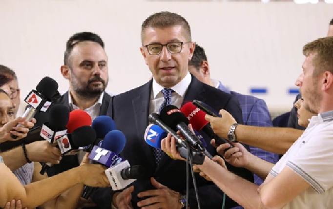 МИЦКОСКИ: Македонските граѓани мора да знаат дека со влез на Бугари во Уставот само се отвора Пандорината кутија