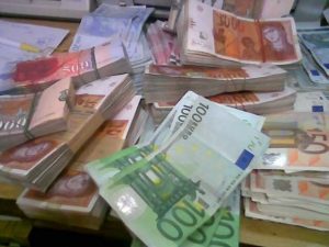 Се подготвува закон за брзите кредити: Нема да има исплата во кеш, пари исклучиво на сметка