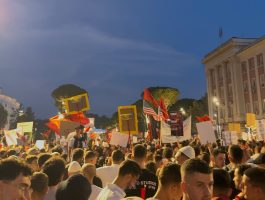 „Албанија не е на продажба“, масовен протест во Тирана против проектот на Кушнер