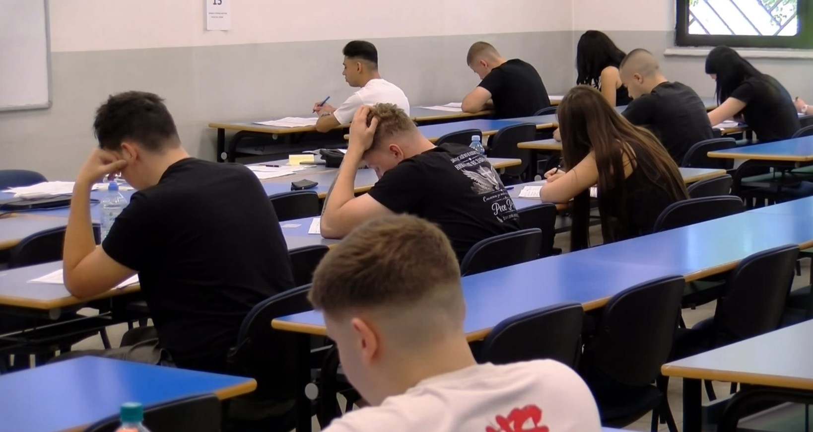 Почна полагањето на државната матура - над 14.500 ученици седнаа на жешките столчиња