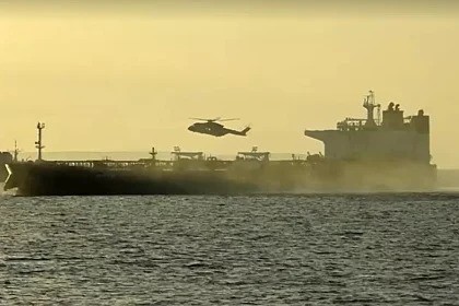 Објавено е видео од акцијата: Британските маринци користеле јажиња за да се спуштат врз рускиот танкер за нафта што го запленија