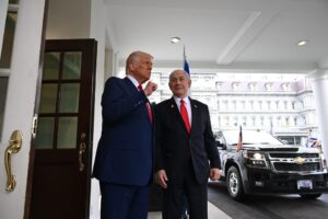 Трамп му се развикал на Нетанјаху „луд си, сите те мразат“, објави Аксиос