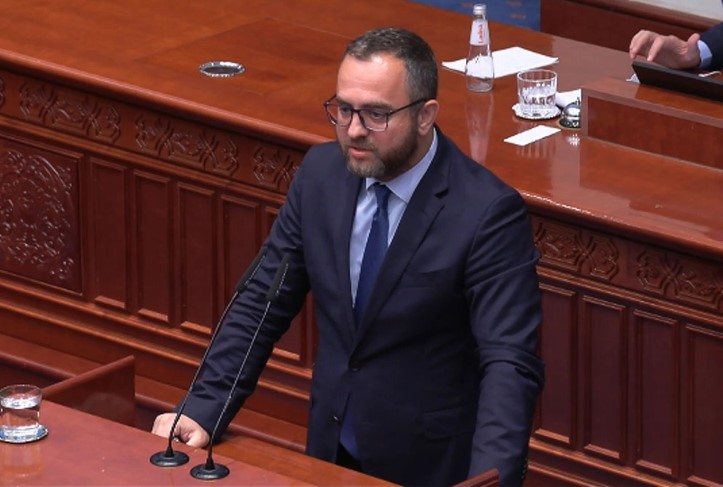 Апасиев го обвини Тошковски за партизација, министерот возврати дека опозицијата сака да го закочи расчистувањето со криминалот