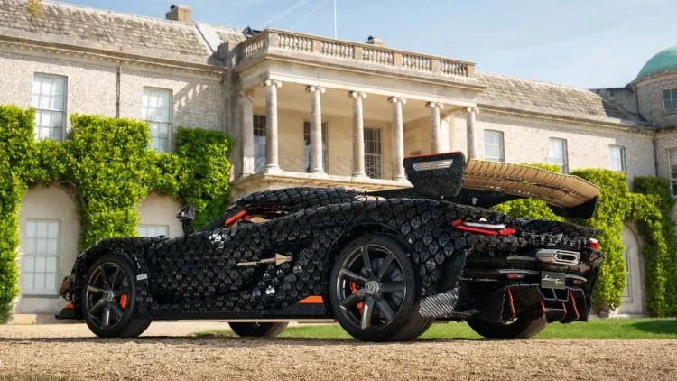 Спортски автомобил со каросерија направена од 328.000 парчиња LEGO постави нов рекорд за брзина
