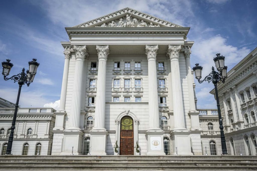 Владата го осуди опожарувањето на дипломатските возила пред бугарската амбасада во Скопје – очекува ефикасна истрага