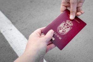 Зголемениот број Руси со српско државјанство претставува безбедносен ризик за ЕУ, предупредува Европската комисија