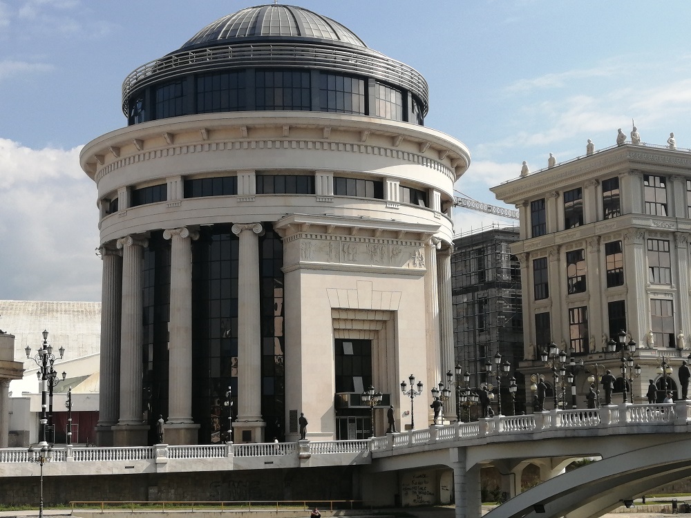 Скопјанец вршел насилство над сопругата и нејзината мајка, се заканувал дека ќе ги убие и дека ќе ги задави сопствените деца