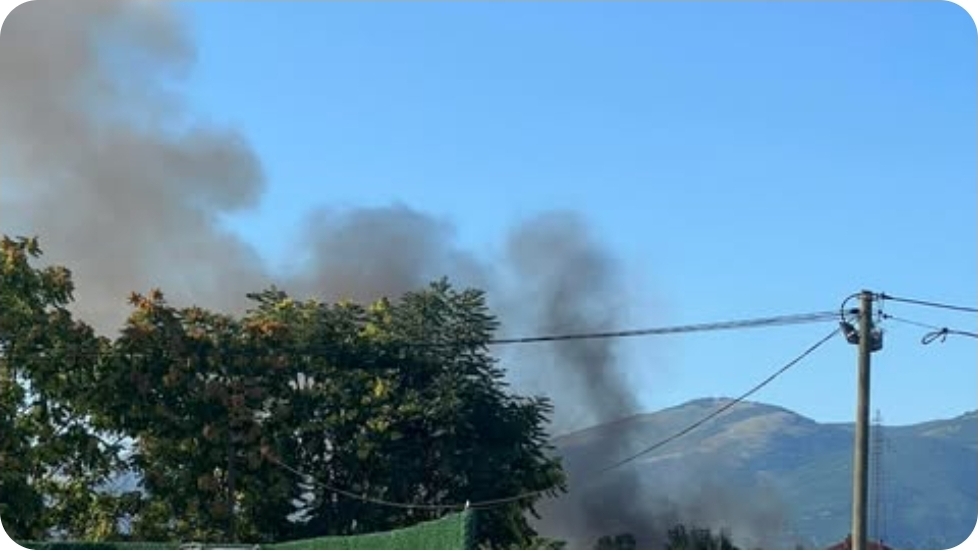 Горат гуми кај обиколницата во Бутел, на терен се пожарникари