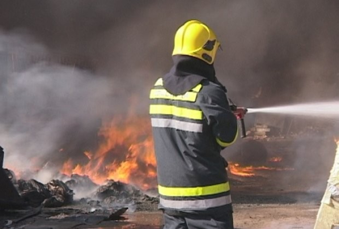 Еден пожарникар повреден при гаснење пожар во Визбегово