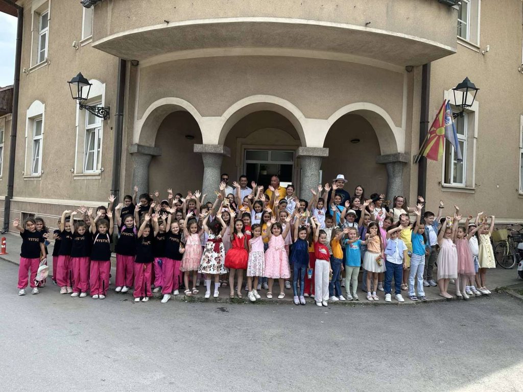 Градоначалникот Сарамандов и оваа година традиционално ги пречека учесниците на „Калинка 2026“