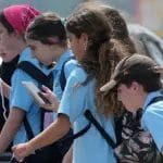 Австралија ги дуплира казните за кршење на забраните за социјални медиуми за деца и малолетници