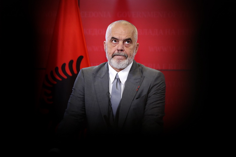 Албанците од Македонија и Косово не се дијаспора: Еди Рама приговара на нивното учество на протестите