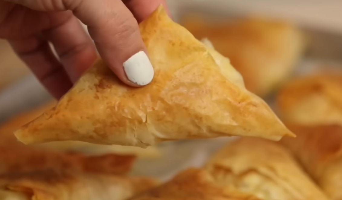 Вкусна грчка тиропита со фета-сирење: Меко тесто што освојува со мирисот на Медитеранот