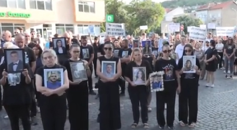 Родителите на жртвите во пожарот во „Пулс“ маршираа барајќи правда за починатите деца