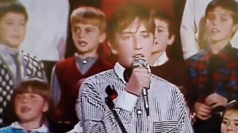 Познатиот пејач се присети на детскиот фестивал на кој оддамна пеел – Го препознавате ли момчето на фотографијата?