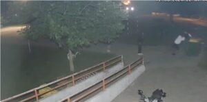 (Видео) Млади лица снимени како вандализираат урбана опрема во Аеродром
