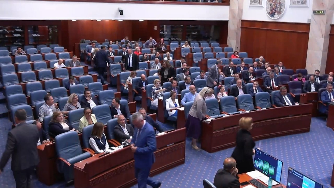 Мицкоски се закани од говорница: Граѓаните се разочарани што поранешни функционери уживаат на јахти а не се во затвор