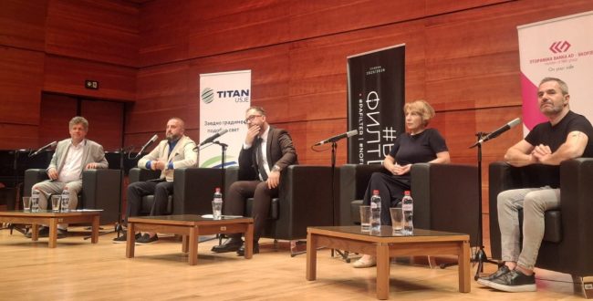 ПОЛЕСНО Е НА СЕДНЕШ ДВАЈЦА МУЗИЧАРИ НА ЕДЕН ПУЛТ ОТКОЛКУ ДВАЈЦА ПОЛИТИЧАРИ НА МАСА, РЕЧЕ ДИРЕКТОРОТ НА СОЛУНСКАТА ФИЛХАРМОНИЈА СИМОС ПАПАНАС ПРЕД КОНЦЕРТОТ ВО СКОПЈЕ НА 20 ЈУНИ