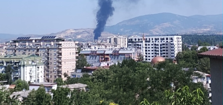 Гори дива депонија во Шуто Оризари, пожарникарите интервенираат на терен