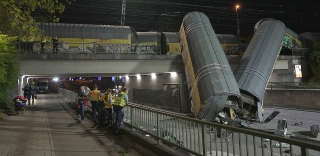 ТОВАРЕН ВОЗ ПАДНА ОД МОСТ ВО МИНХЕН, ЕДЕН ПОВРЕДЕН