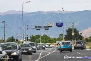 Полиција 24 часа на улиците во Гостивар, полицајци наместо семафори на Здуњска раскрсница за викендите-Мерки против летниот метеж