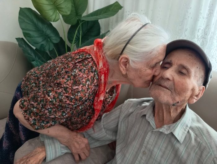 ВО СРЕЌЕН БРАК 72 ГОДИНИ: Дедо Трајче ја тера 101-вата година, баба Загорка со 94 години имаат 4 сина 8 внуци и 11 правнуци