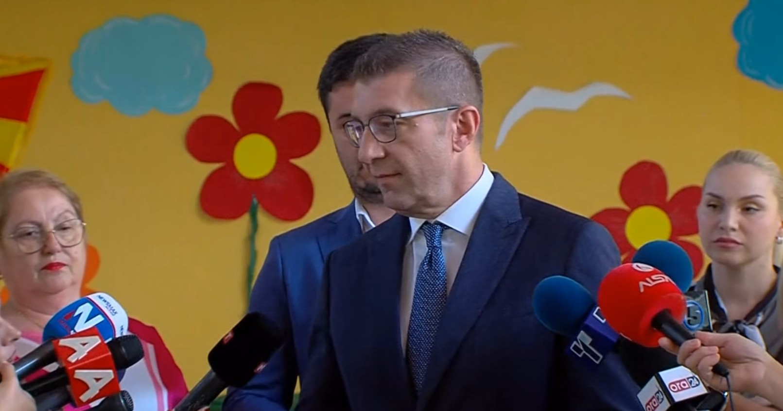 Мицкоски: Проблемот од минатото се решава, учебниците се доставуваат навреме за новата учебна година