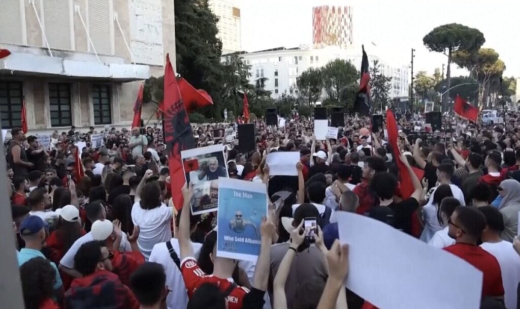 Протести за Зврнец, свикан сенароден собир на 10 јуни во Тирана