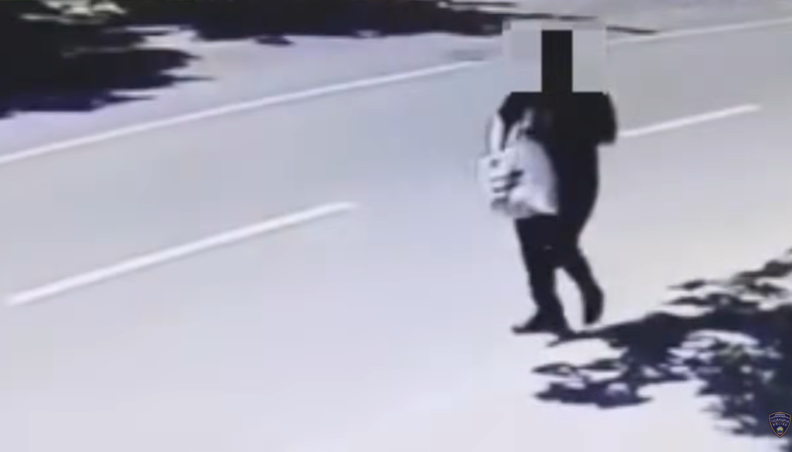 (ВИДЕО) Полицијата го уапси мажот што ги запали возилата на бугарската амбасада во Скопје