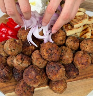 Ќофтиња на грчки начин: Кога ќе видите колку се вкусни, ќе ги приготвувате секој ден!