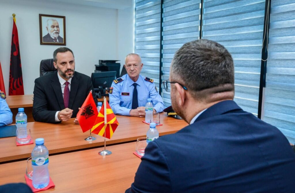 Тошковски и Љамалари потпишаа договор за воспоставување заеднички гранични премини и заеднички гранични контроли меѓу Македонија и Албанија