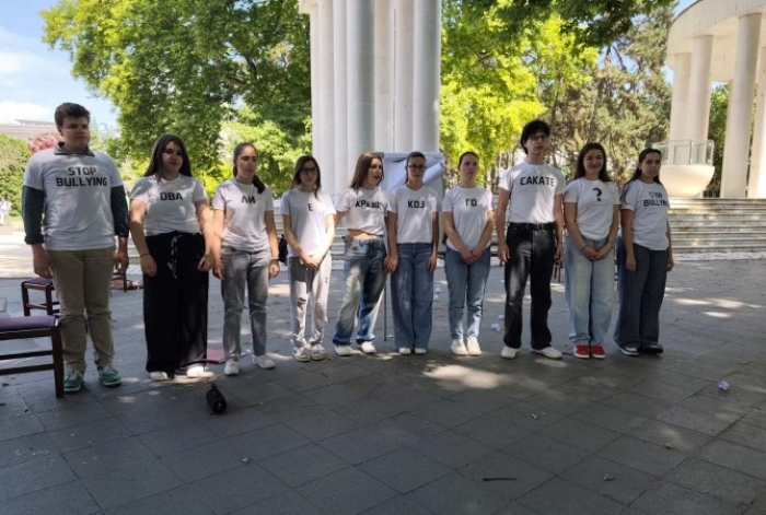 Средношколци со социјален танц-театар пред Собранието повикаа на поголема заштита од врсничко насилство