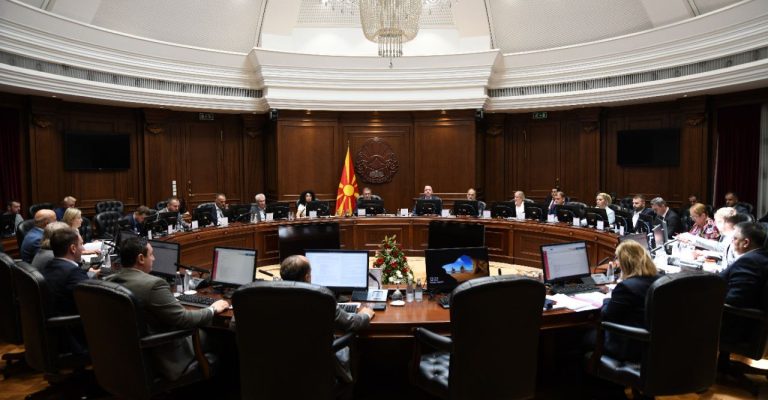 СДСМ за владината рекострукција: Театарот е ист, глумците се исти