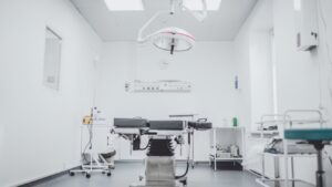 Клиничкиот центар во Скопје треба да се гради на платото пред базенот Борис Трајковски, вели Мицкоски