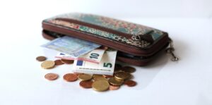 ЛУКСУЗОТ Е СЕКОЈДНЕВИЕ ЗА НИВ, А РАСКОШОТ Е НЕШТО БЕЗ КОЕ НЕ МОЖАТ: 4 знаци кои живеат за пари!