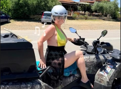 Бујните гради на српската пејачка само што не и испаднале додека го јаваше квадот: маја Николиќ е општа опасност на патот!