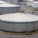ИЕА очекува значителни вишоци на пазарите на нафта во 2027-ма