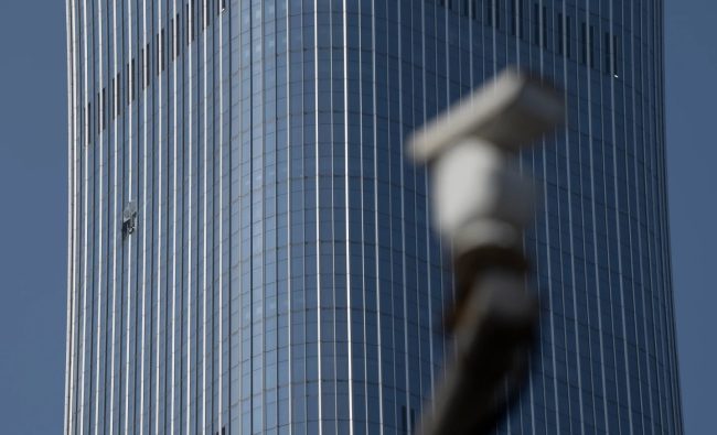 МАЛ АВИОН УДРИ ВО НАЈВИСОКАТА ЗГРАДА ВО ПЕКИНГ, ЗАГИНА ПИЛОТОТ