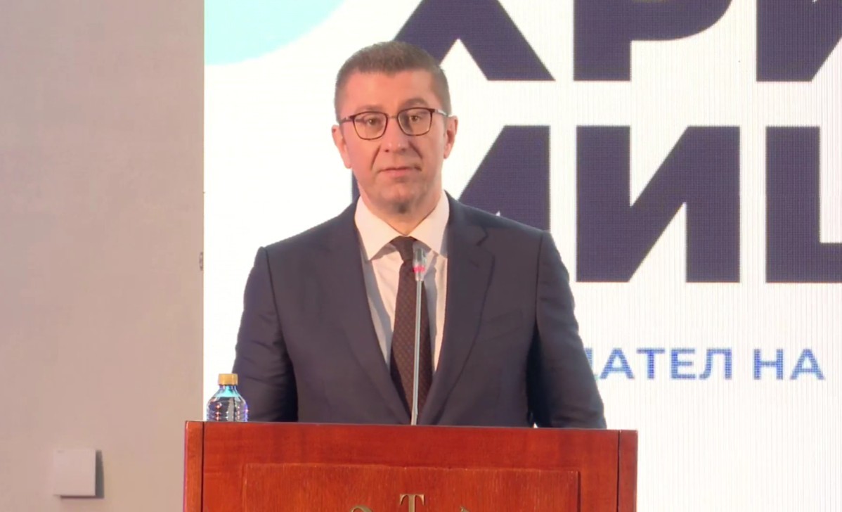 Мицкоски задоволен од средбите со Макрон и Меркел, но дециден за уставните измени