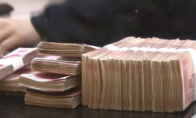 Кина им дозволува на одредени банки да нудат повисоки каматни стапки за доларските депозити