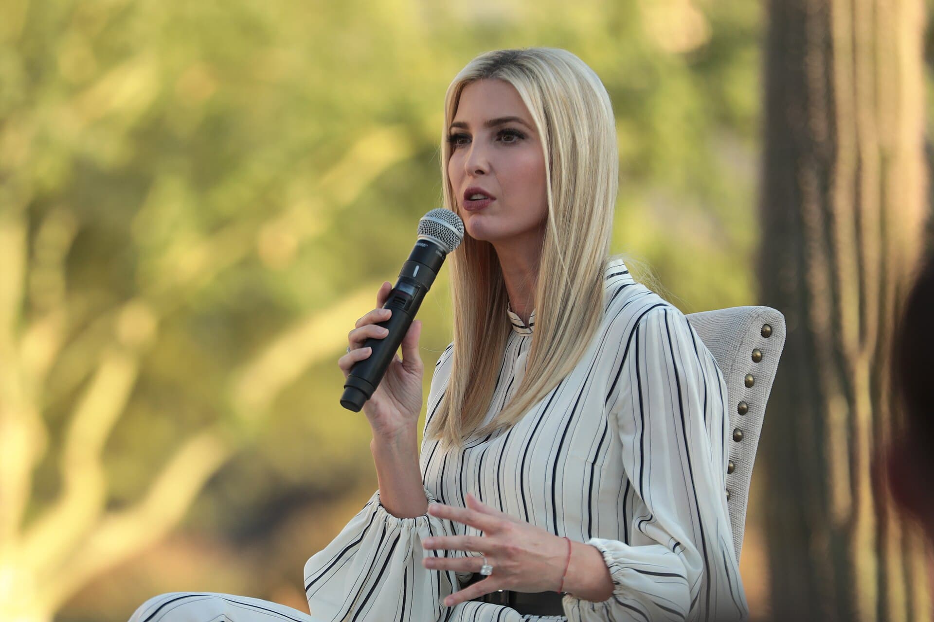 „ПЛИВАВМЕ СО ЏАРЕД И ГО НАЈДОВМЕ, ТОА Е ПРИВАТЕН ОСТРОВ“: Иванка Трамп ги разгневи Албанците со описот на Сазан среде протестите против изградба на нивниот втор луксузен ресорт во Албанија
