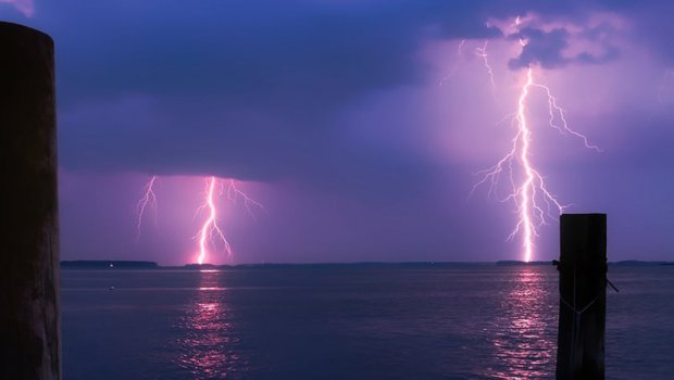 Гром удри во луѓе за време на невреме во Германија: Десет лица повредени
